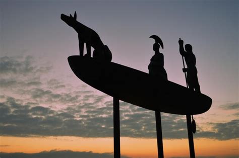 Vista De Ngulo Bajo De La Escultura De Silueta Contra El Cielo Durante