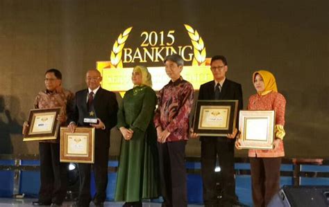 Terima Penghargaan Banking Service Excellence 2015 Bank Jatim Siap