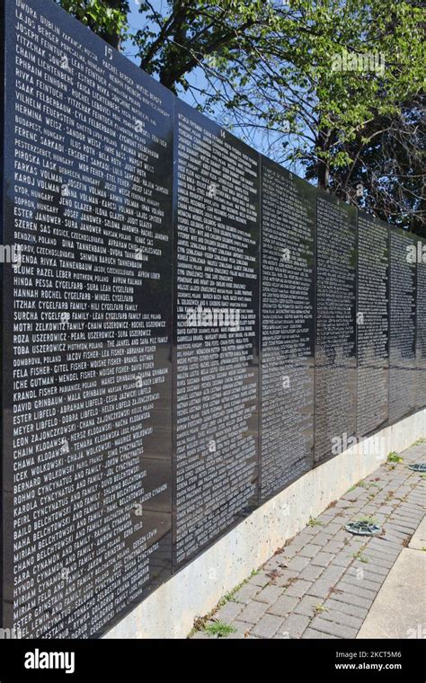 Muro con los nombres de judíos asesinados en campos de exterminio en el