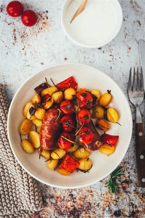 One Pan Gnocchi Mit Salsiccia Paprika Und Tomaten Moey S Kitchen