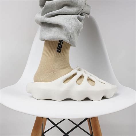 Вещь дня: сланцы Yeezy 450 Slide "Ophani"