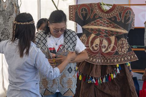 Kerajinan Kain Kulit Kayu Antara Foto