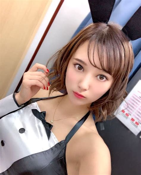 Sáng làm nha sĩ tối lên sóng cosplay nàng hot girl xinh đẹp khốn khổ khi khách tới quá đông