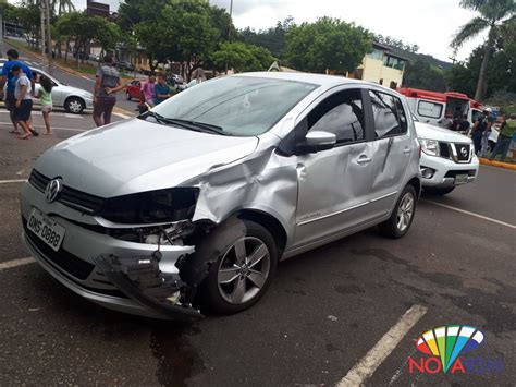 Colisão entre moto e carro deixa homem ferido em Itabira NOVA 93FM