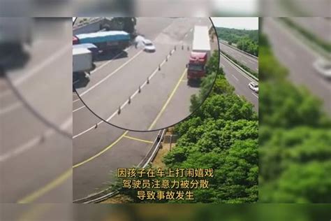 开车分神 ，驾驶员错把油门当刹车，先撞墙墩后撞卡车