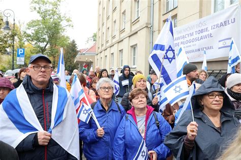 Demonstracja pod ambasadą Izraela Jesteśmy z tymi rodzinami które