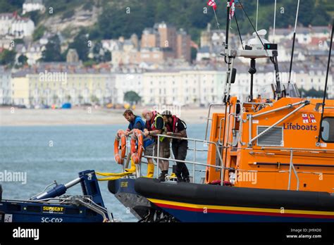 Llandudno Rnli Lifeboart Crew Testen Ihr Neues Rettungsboot Haus Mit