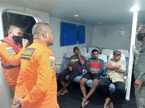 Terombang Ambing Di Perairan Malra Kapal Kayu Berpenumpang Ayah Dan