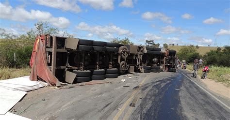 G1 Carreta invade contramão tomba e atinge carros deixando três