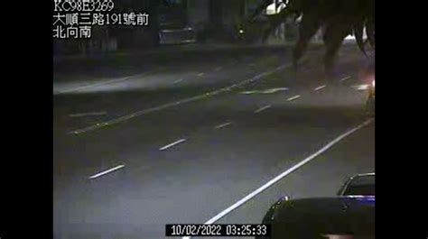 糗了高雄21歲男無照偷開老闆車酒駕 過彎自撞車毀了 時事 聯合影音