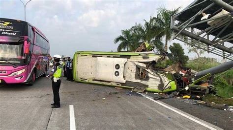 Pengakuan Sopir Bus Dalam Kecelakaan Maut Di Tol Mojokerto Polisi