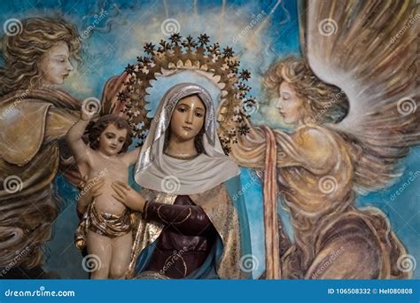 Vierge Marie Avec L Enfant J Sus Et Les Anges Peints Photo Stock