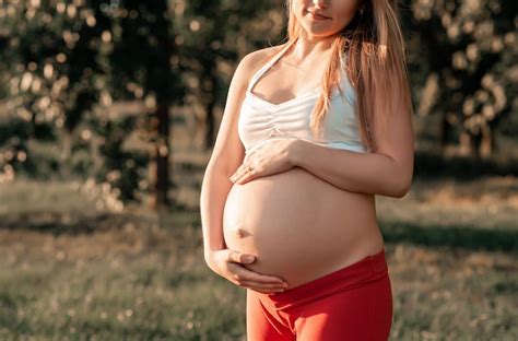 Mujer Embarazada Feliz Joven Que Relaja Y Que Disfruta De Vida En