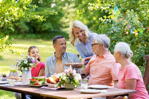 Den richtigen Gartentisch wählen 59plus