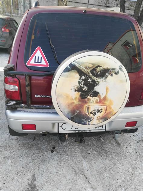 Клеим на заднее стекло опознавательный знак "Ш" — KIA Sportage (1G), 2 ...