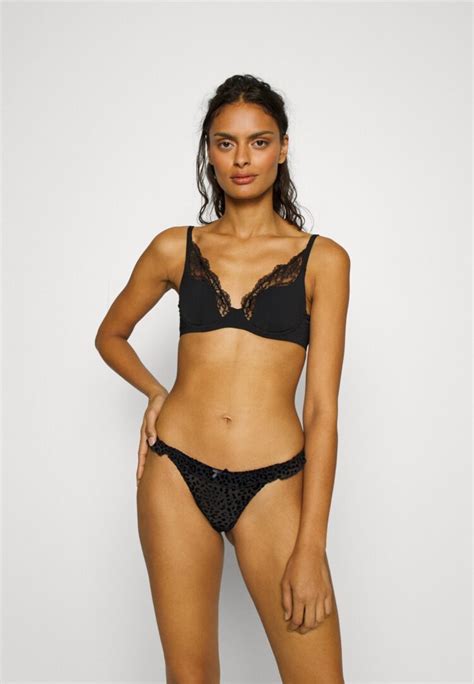 8 Hot Sexy Lissy Peebee Bikini Pics