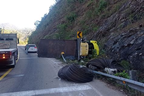 Vuelca camioneta cargada con materiales para construcción