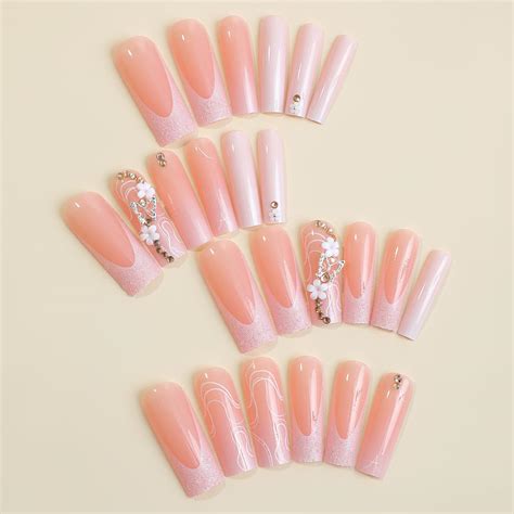 SIXDIAN Uñas postizas largas cuadradas a presión color rosa nude francés con diseños de dijes