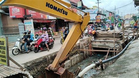 Respons Warga Sekitar Terkait Pengerjaan Normalisasi Drainase Di Jalan