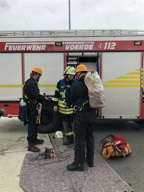 Jahres Großübung aller fünf Voerder Feuerwehreinheiten Freiwillige