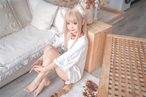 Chun Momo Women Asian Pale Barefoot Cosplay Cat Girl Cat Ears T