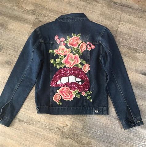 Chaqueta Vaquera Customizada Con Flores Muy Bonitas Y Realistas Y Boca