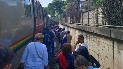 Una nueva falla en el Metro obligó a usuarios a caminar por vías de