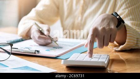 Contador Que Trabaja En El Escritorio Usando La Calculadora Para