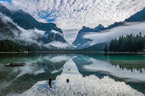 Wallpaper Pemandangan Hutan Italia Danau Refleksi Salju Musim