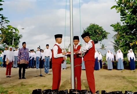 Paskibra SDII Pesantren Rakyat Tunjukkan Aksi Pengibaran Bendera Perdana