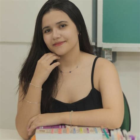 Cynthia Jardim Colonial Formada em pedagogia dá aulas de reforço