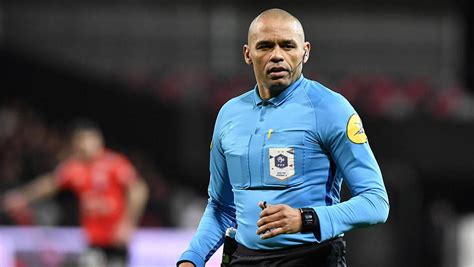 LES ARBITRES SUR LA TOUCHE Comme Tout Le Microcosme Du Ballon Rond