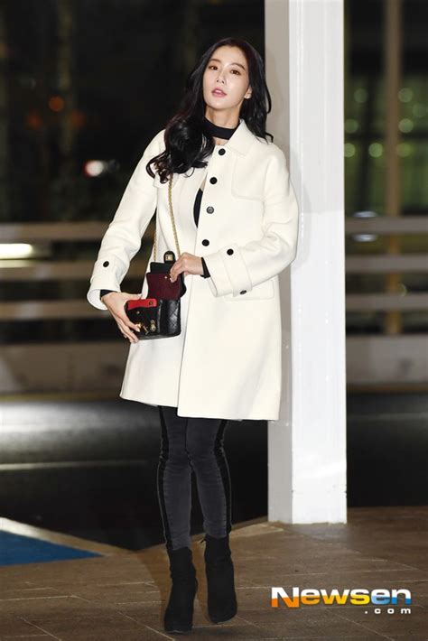 Màn đọ sắc đối lập hiếm hoi Bom sex xứ Hàn lộ diện sau tin cưới doanh nhân IU ghi điểm vì