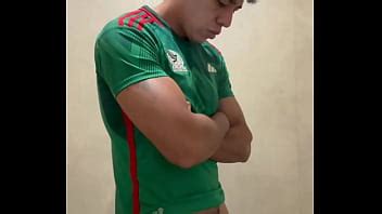 Futbolista mexicano se pajea en los baños del gym XVIDEOS