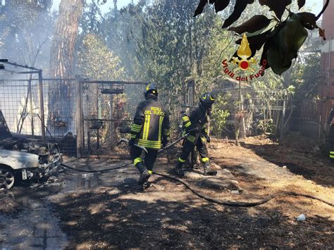 Incendi In Fiamme Sterpaglie Al Quadraro A Fuoco Anche Due Auto E Un