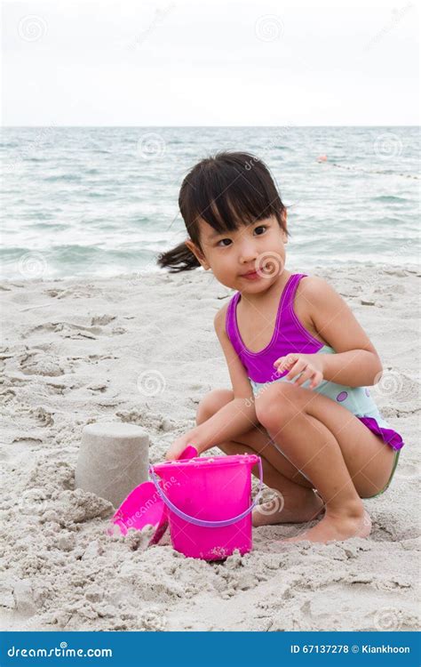 Asiatisk Liten Kinesisk Flicka Som Spelar Sand Med Strandleksaker