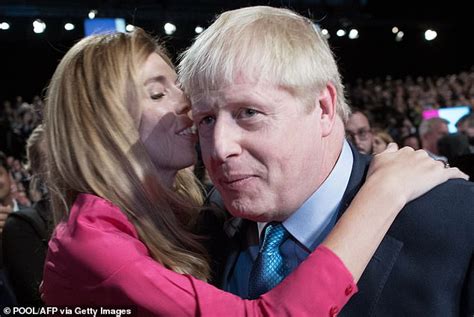 Boris Johnsons Pregnant Fiancée Carrie Symonds Shares Image Applauding