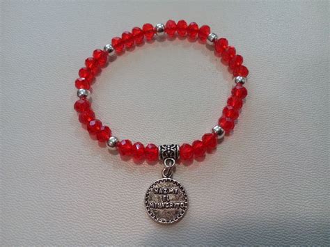 Pulsera elástica con bolitas rojas de cristal y plateadas charm de una