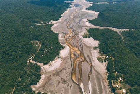 Seca histórica Rio Negro desce ao seu menor nível desde 1902