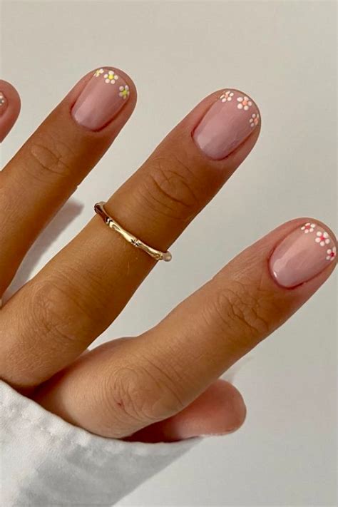 In The Summer The Design Of Women S Nails Should Be Bright And