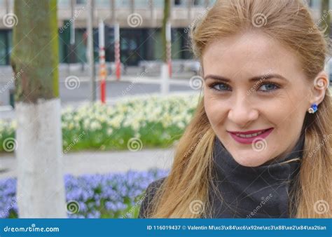 Belle Jeune Femme Blonde Dehors Souriant Image Stock Image Du Europ En Mignon