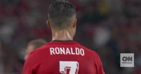 Magia de Bruno Fernandes e apenas o guardião evita o golo de CR7 CNN