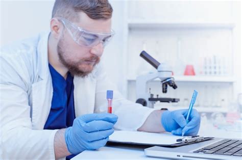 O Que É Um Virologista - Médico virologista faz um exame de sangue com amostra no conceito de ...