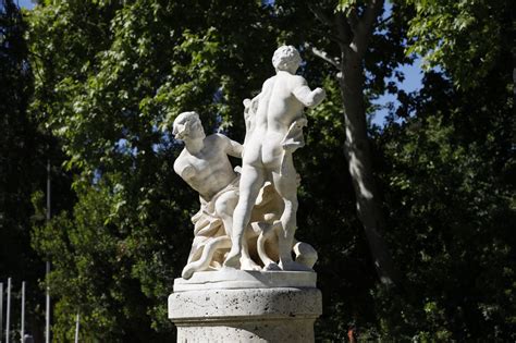 La Escultura H Rcules Y La Hidra De Lerna Regresa A Los Jardines Del