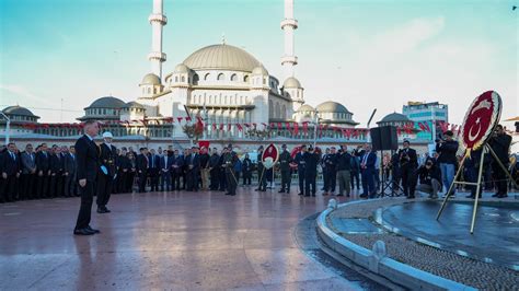 Stanbul Daki T Renler Kapsam Nda Taksim Cumhuriyet An T Na Elenk