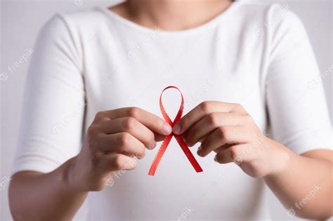 M O De Uma Mulher Segurando A Fita Vermelha Hiv Fita De