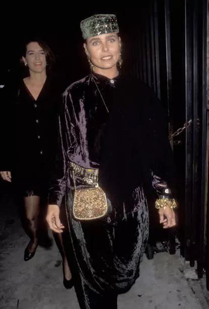 ACTRESS MARGAUX HEMINGWAY At Helmut Newtons Naked Dressed In 1992 Old Photo 2 EUR 6 54
