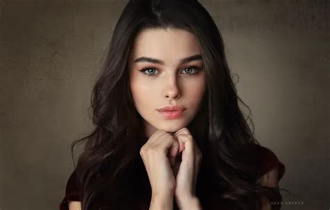Обои взгляд милая брюнетка длинные волосы pretty lips brunette личико на телефон и