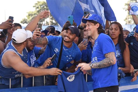 Cruzeiro C Ssio Aclamado Por Torcida Em Chegada Toca Da Raposa