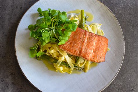 Warm Gerookte Zalm Met Tagliatelle En Asperges Kris Kookt